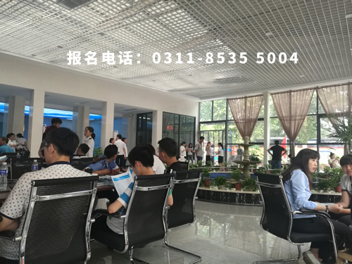 石家莊鐵路職業(yè)技工學(xué)校學(xué)費(fèi)一年多少？