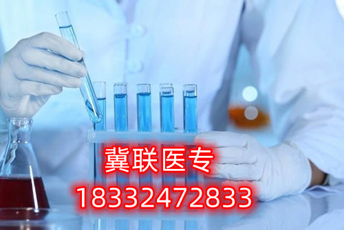 對(duì)于很多想要通過(guò)河北單招考試升學(xué)的家長(zhǎng)和學(xué)生，往往感到為難的就是如何選擇大類方向。石家莊冀聯(lián)醫(yī)學(xué)中專學(xué)校單招升學(xué)熱門(mén)專業(yè)及院校推薦  石家莊冀聯(lián)醫(yī)學(xué)中專學(xué)校單招升學(xué)熱門(mén)專業(yè)及院校推薦  一方面是對(duì)大類招生政策的不了解，另一方面是感覺(jué)孩子太小，還不定性，盲目選擇怕將來(lái)孩子后悔。    考試七類是家長(zhǎng)們眼中的熱門(mén)大類，護(hù)理是人氣最高的專業(yè)，優(yōu)秀院校：滄州醫(yī)學(xué)高等?？茖W(xué)校。下面于老師給大家介紹一下第七類醫(yī)藥衛(wèi)生(臨床醫(yī)學(xué)類專業(yè)除外)等所涉及專業(yè)。    單招考試第七類醫(yī)學(xué)類考試第七類：    醫(yī)藥衛(wèi)生(臨床醫(yī)學(xué)類專業(yè)除外)等所涉及專業(yè)    科目：語(yǔ)文150分+數(shù)學(xué)150分+化學(xué)100分+職業(yè)適應(yīng)性測(cè)試350分（1、我國(guó)當(dāng)前醫(yī)藥衛(wèi)生行業(yè)的特點(diǎn)和發(fā)展方向、醫(yī)藥衛(wèi)生行業(yè)的特點(diǎn)和工作內(nèi)容常識(shí);2、生活中常見(jiàn)的基本疾病預(yù)防知識(shí)和疫情防控知識(shí);3、國(guó)際、全國(guó)疾病防控宣傳日相關(guān)知識(shí);4、醫(yī)學(xué)專業(yè)相關(guān)的社會(huì)人文常識(shí)。）    牽頭院校：滄州醫(yī)學(xué)高等?？茖W(xué)校    推薦院校：河北化工醫(yī)藥職業(yè)技術(shù)學(xué)院、滄州醫(yī)學(xué)高等?？茖W(xué)校、邢臺(tái)健康醫(yī)學(xué)院、承德護(hù)理職業(yè)學(xué)院、廊坊衛(wèi)生職業(yè)學(xué)院、唐山職業(yè)技術(shù)學(xué)院、河北女子職業(yè)技術(shù)學(xué)院    熱門(mén)專業(yè)：護(hù)理、醫(yī)學(xué)檢驗(yàn)技術(shù)、醫(yī)學(xué)影像技術(shù)、助產(chǎn)、口腔醫(yī)學(xué)技術(shù)、心理咨詢、眼視光技術(shù)、藥學(xué)    2023年河北單招考試人數(shù)：約25300人    錄取率：58.47%    公辦錄取率：17.50%    大類解讀：熱門(mén)大類，男女生都可以報(bào)考，文理不限，專業(yè)技術(shù)性不強(qiáng)。      第七大類職業(yè)適應(yīng)性測(cè)試具體考試內(nèi)容：    1、我國(guó)當(dāng)前醫(yī)藥衛(wèi)生行業(yè)的特點(diǎn)和發(fā)展方向、醫(yī)藥衛(wèi)生行業(yè)的特點(diǎn)和工作內(nèi)容常識(shí)；    2、生物醫(yī)學(xué)基礎(chǔ)知識(shí)；    3、生活中常見(jiàn)的基本疾病預(yù)防知識(shí)和疫情防控知識(shí)；    4、國(guó)際、全國(guó)疾病防控宣傳日相關(guān)知識(shí)；    5、醫(yī)學(xué)專業(yè)相關(guān)的社會(huì)人文常識(shí)。      一、護(hù)理    就業(yè)方向：主要面向各級(jí)各類醫(yī)療衛(wèi)生系統(tǒng)和社區(qū)衛(wèi)生服務(wù)機(jī)構(gòu)，從事臨床護(hù)理、健康保健工作，就業(yè)度好。    二、醫(yī)學(xué)檢驗(yàn)技術(shù)    就業(yè)方向：主要面向各級(jí)醫(yī)院檢驗(yàn)科、血庫(kù)，各級(jí)疾病預(yù)防控制中心、血站、檢驗(yàn)檢疫、計(jì)劃生育服務(wù)等機(jī)構(gòu)，以及各種獨(dú)立實(shí)驗(yàn)室、醫(yī)學(xué)生物試劑生產(chǎn)經(jīng)營(yíng)企業(yè)，從事醫(yī)學(xué)檢驗(yàn)等工作。    三、醫(yī)學(xué)影像技術(shù)    就業(yè)方向：主要面向各級(jí)醫(yī)療衛(wèi)生機(jī)構(gòu)及體檢中心等部門(mén)從事醫(yī)學(xué)影像工作。    四、助產(chǎn)    就業(yè)方向：主要面向各級(jí)綜合性醫(yī)院和婦幼保健院（所）、婦幼保健管理機(jī)構(gòu) ，以及孕婦學(xué)校、親子活動(dòng)中心和月嫂培訓(xùn)中心等社區(qū)婦幼保健機(jī)構(gòu)組織，從事助產(chǎn)、臨床護(hù)理、計(jì)劃生育和婦幼保健管理及服務(wù)等工作。  五、口腔醫(yī)學(xué)技術(shù)    就業(yè)方向：方向一∶口腔治療技術(shù)方向 主要面向各級(jí)口腔醫(yī)療機(jī)構(gòu)及口腔醫(yī)療相關(guān)機(jī)構(gòu)，在醫(yī)師助手、口腔咨詢等崗位群，從事口腔常見(jiàn)病和多發(fā)病的輔助治療與服務(wù)等工作。    方向二∶口腔修復(fù)工藝方向 主要面向口腔修復(fù)制作行業(yè)各級(jí)義齒加工企業(yè)、醫(yī)療機(jī)構(gòu)口腔技工室及口腔醫(yī)療相關(guān)機(jī)構(gòu)，在口腔修復(fù)、技術(shù)管理等崗位群，從事口腔修復(fù)體制作、技術(shù)管理與服務(wù)等工作。  石家莊冀聯(lián)醫(yī)學(xué)中等專業(yè)學(xué)校電話：0311-8736 8833；18332472833（同微信）  石家莊冀聯(lián)醫(yī)學(xué)中專學(xué)?？焓痔?hào)：v18332472833
